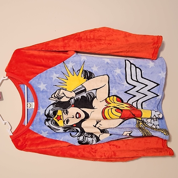 Wonder Woman Other - Wonder women Very soft Sleep Top. I'm EUC